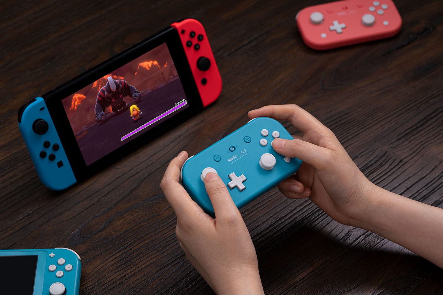 manos tomando el control 8bitdo lite 2 y jugando nintendo switch